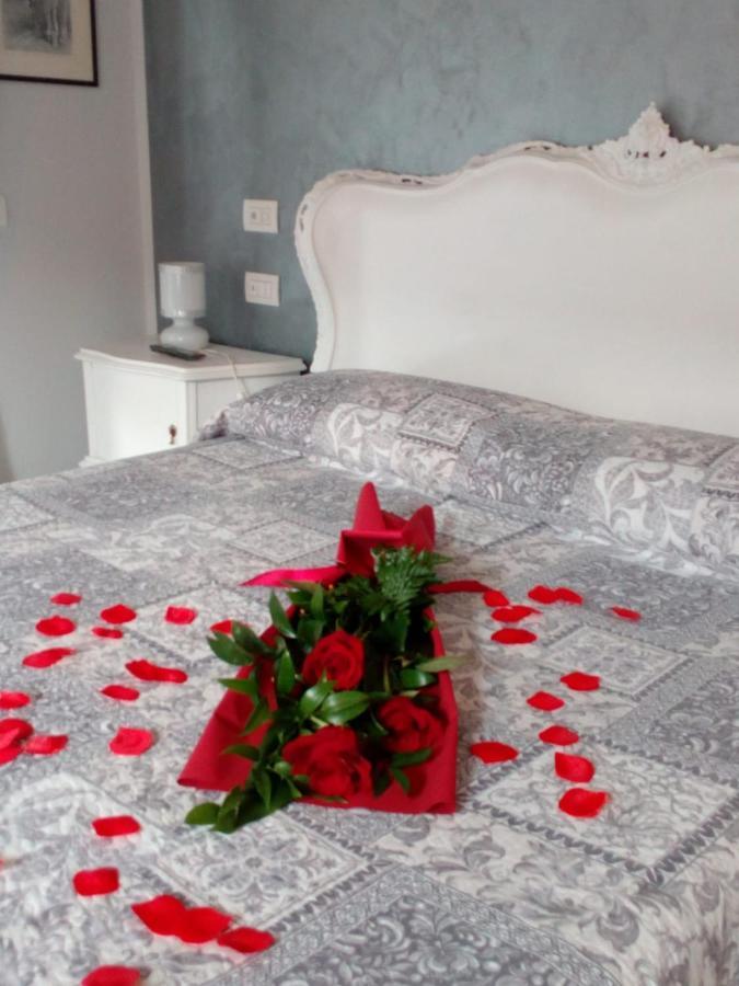 B&B Rosalu - Adults Only Сирмионе Экстерьер фото