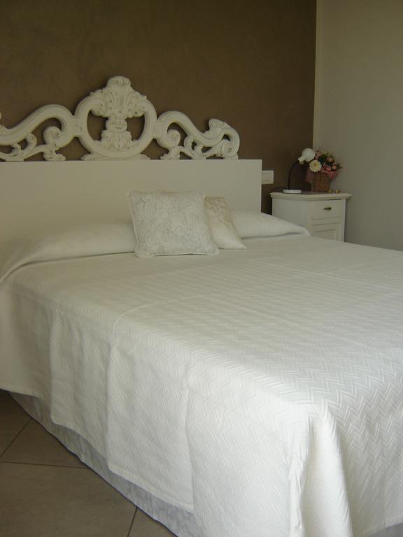 B&B Rosalu - Adults Only Сирмионе Экстерьер фото
