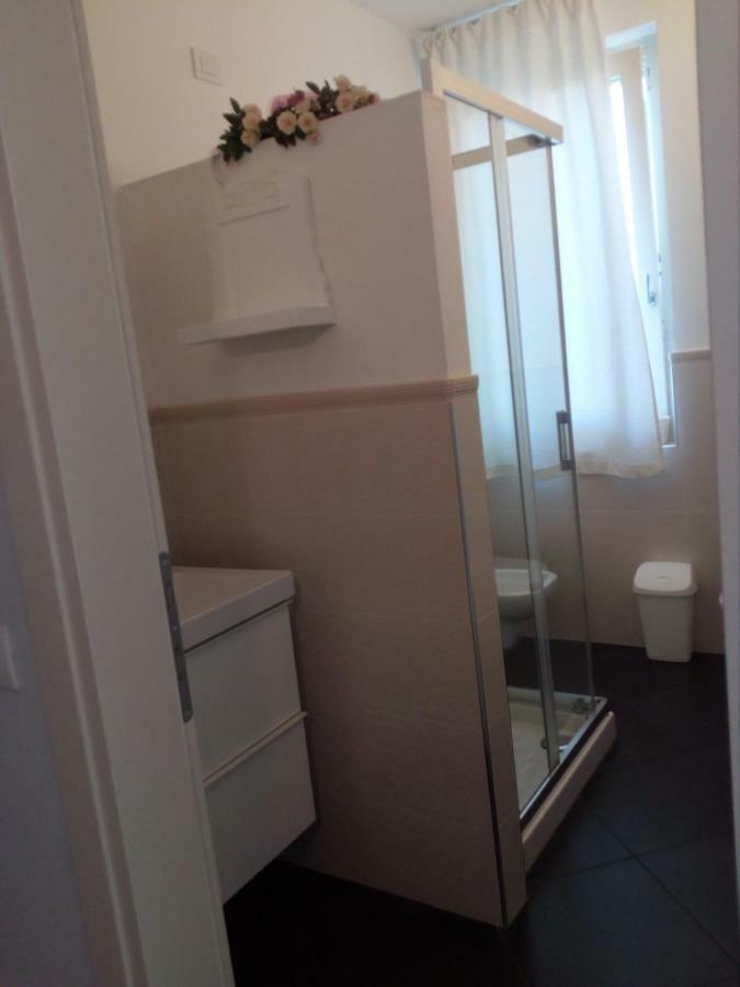 B&B Rosalu - Adults Only Сирмионе Экстерьер фото